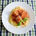 Spaghetti z klopsikami w sosie pomidorowym