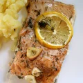 Filety z pstrąga łososiowego pieczone z czosnkiem i cytryną