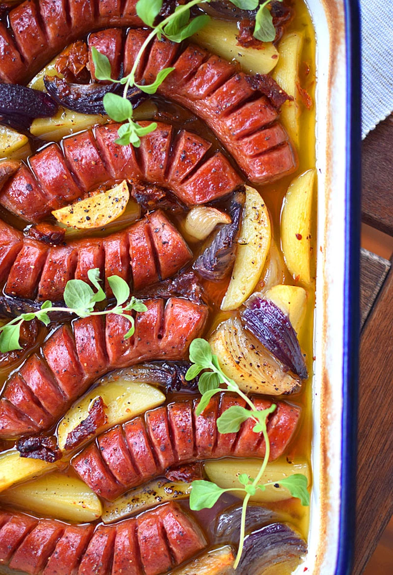 Kiełbasa pieczona z ziemniakami i kolorowymi cebulami