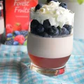Panna cotta z herbacianą galaretką, borówkami i bitą śmietaną