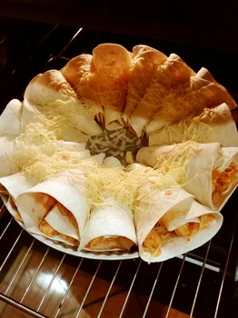 Rożki z tortilli z kurczakiem, papryką, serem i sosem BBQ