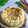 Ciasto francuskie z migdałowym nadzieniem i rabarbarem