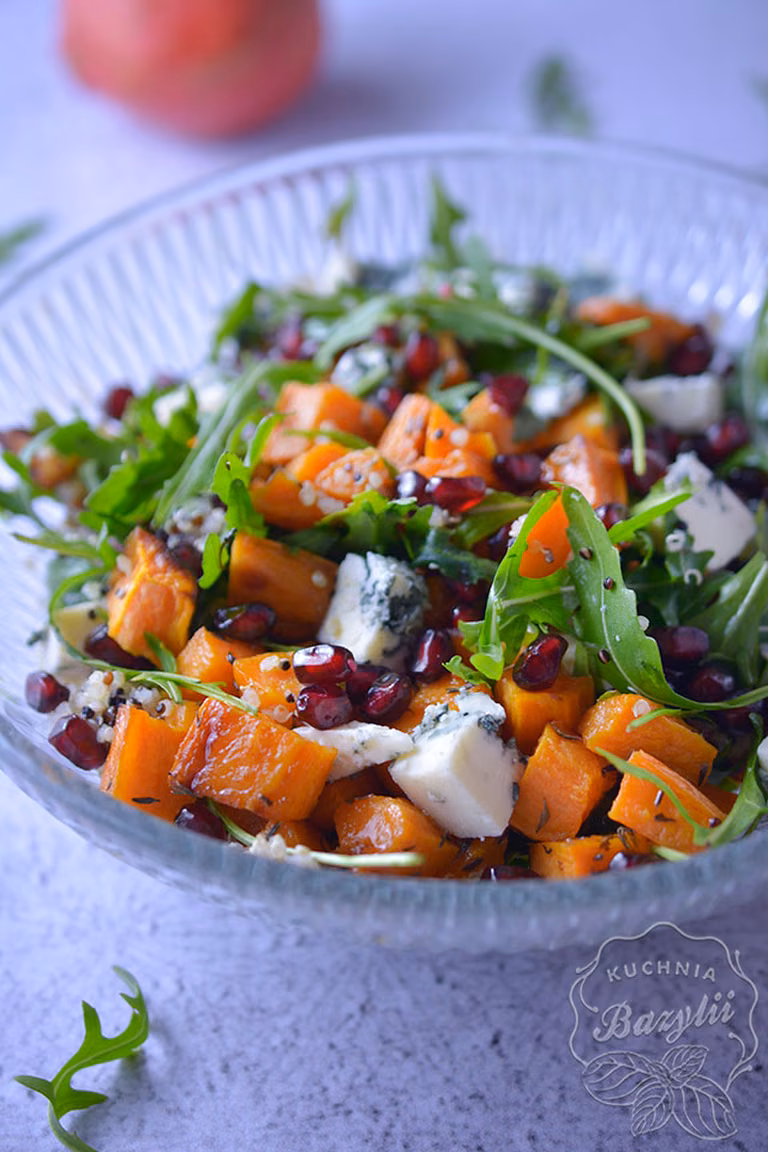 Sałatka z quinoa, batatami i granatem