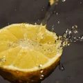 10 powodów dla których warto pić ciepłą wodę z cytryną o poranku