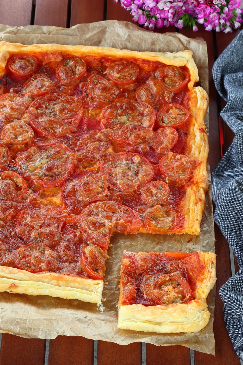 Tarta z ajvarem, salami, pomidorami i mozzarellą