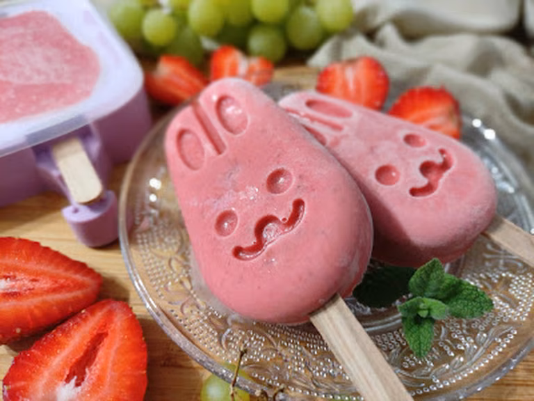 Lody truskawkowe na patyku.