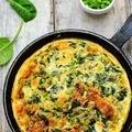 ZIELONY OMLET ZE SZPINAKIEM I ŚWIEŻYMI ZIOŁAMI