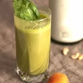 Shake z nerkowców, moreli i szpinaku