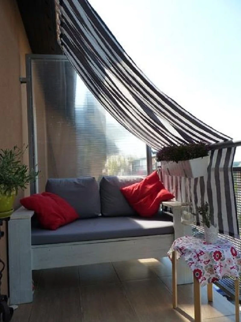 Sofa na balkonie