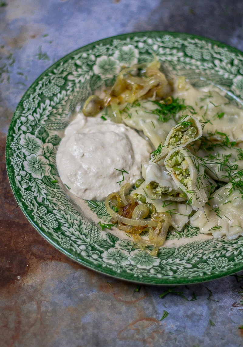 Lato w kuchni nawet zimą - pierogi z zielonym groszkiem i fetą oraz puree  karmelizowanej cebuli