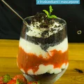 Warstwowy deser z truskawkami i mascarpone