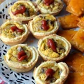 Koszyczki z ciasta francuskiego z pieczarkami