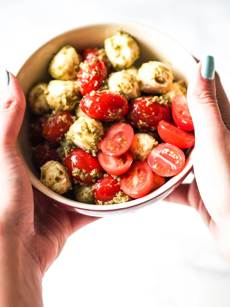Sałatka z mozzarellą i pesto