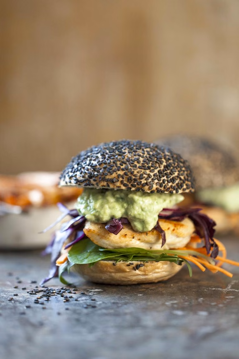 BURGER Z KURCZAKIEM I SOSEM Z AWOKADO
