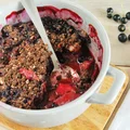 Crumble ze śliwkami, brzoskwiniami i porzeczkami