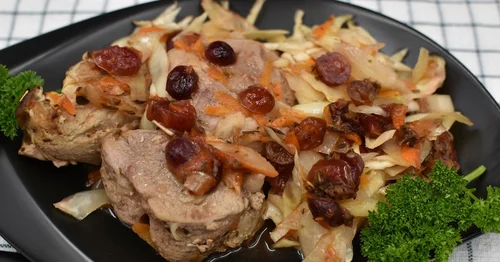 Delikatne polędwiczki zapiekane z kapustą i żurawiną