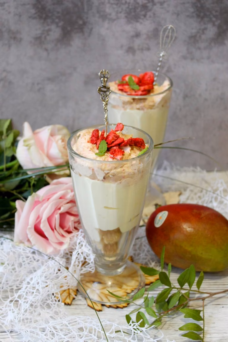 Kremowy deser mango truskawka
