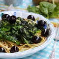 Spaghetti ze szpinakiem i oliwkami