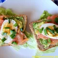 Tosty z awokado, łososiem i jajkiem - 160 kcal