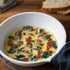 Omlet ze szpinakiem i suszonymi pomidorami