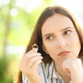 „On zdradził mnie rok temu, a teraz oświadczył się – nie wiem, czy mogę mu ufać” – pisze Klaudia [LIST]