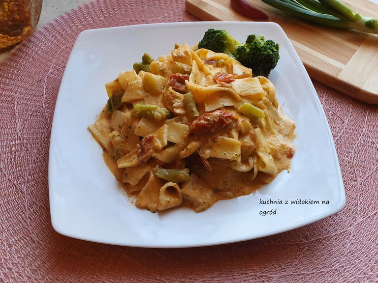 Makaron z brokułem i suszonymi pomidorami w sosie mascarpone