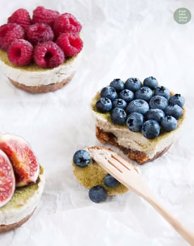 Mini serniczki proteinowe o smaku truskawek z bitą śmietaną