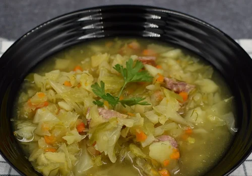 Zupa kapuśniak z młodej kapusty