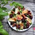 Sałatka z serem halloumi, figą, winogronem i mixem sałat