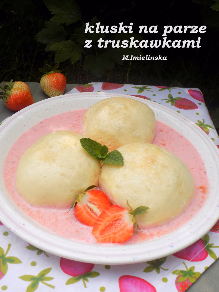 kluski na parze z truskawkami