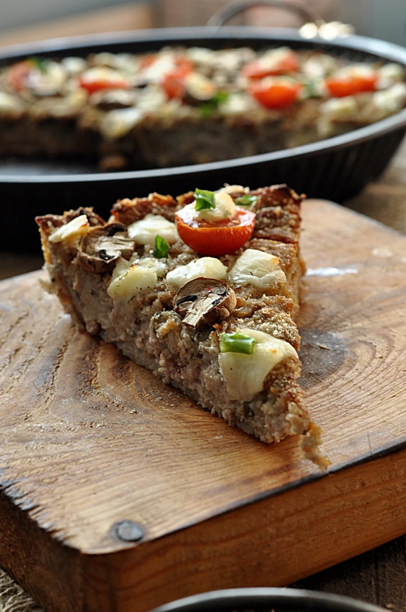 Zapiekanka z kaszy manny, pieczarek, mięsa mielonego, z pomidorkami i mozzarellą