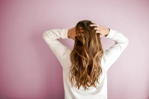 Jak pielęgnować włosy, aby się nie puszyły?