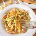 Penne z pstrągiem łososiowym w sosie jogurtowo-koperkowym