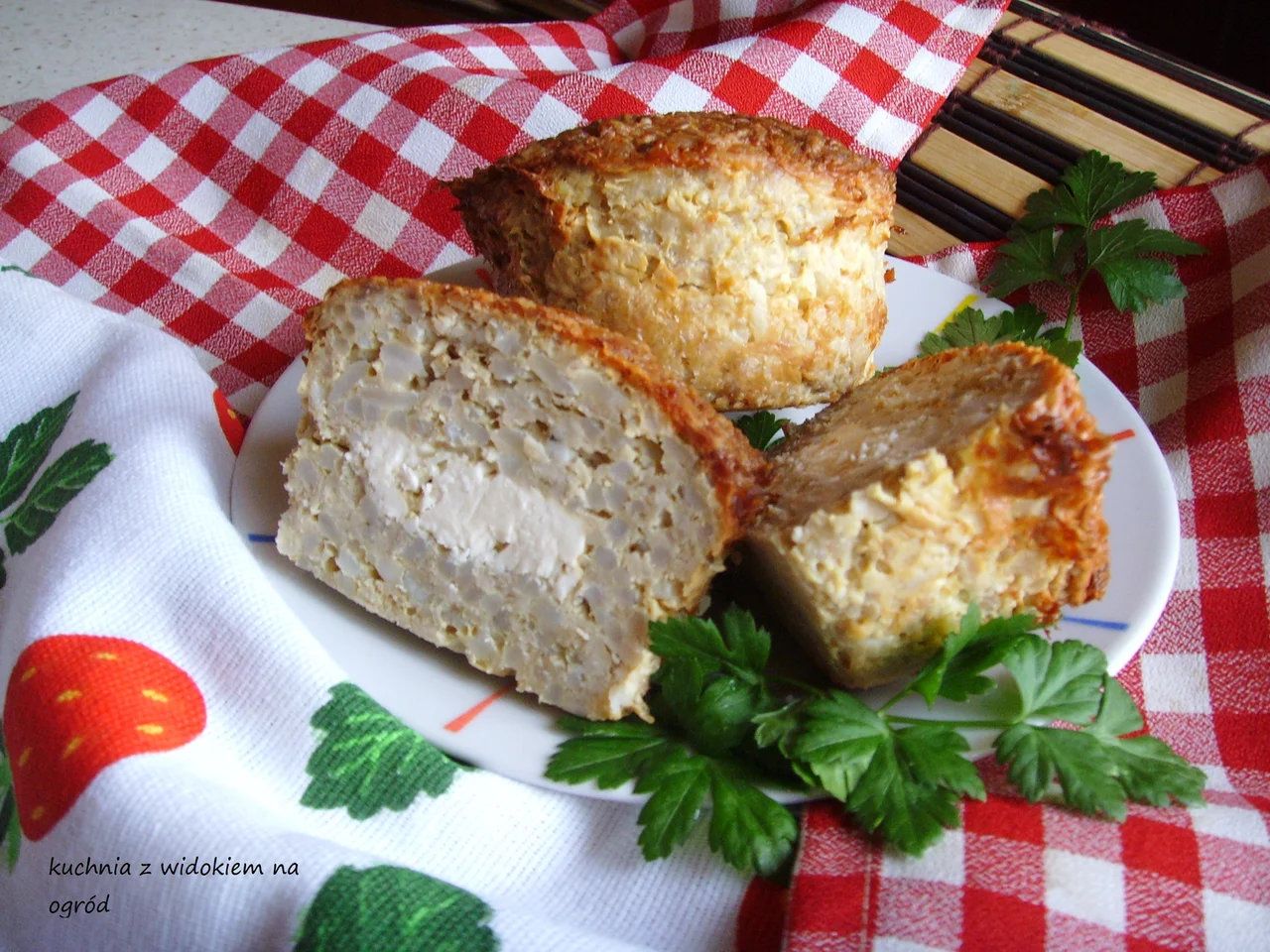 Muffinki mięsno - ryżowe z fetą zapiekane w kokilkach. Fajna przekąska lub obiad.