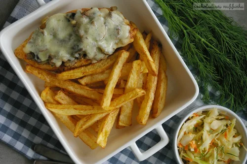 Kurczak zapiekany z pieczarkami i mozzarellą