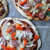 Mini pizze z kiełbasą