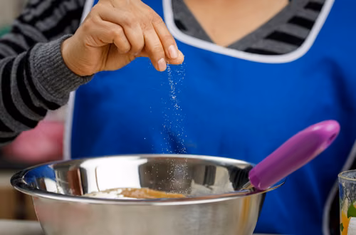 O co chodzi z tą “szczyptą soli” do ciast?! Co ona takiego sprawia?