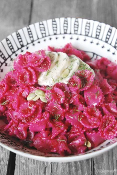 Makaron z pesto z buraka z kozim serem