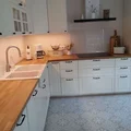 Biała kuchnia z ciekawymi kaflami