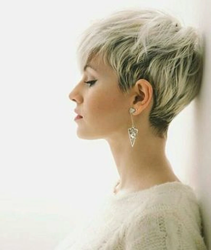 Krótkie, blond włosy