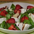 Salatka z roszponki, truskawek i camemberta