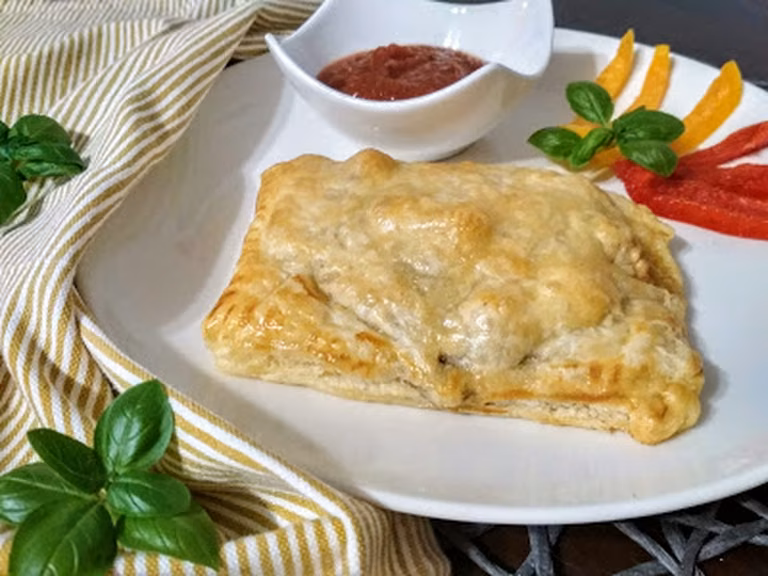 Kieszonki z ciasta francuskiego z kurczakiem i pieczarkami