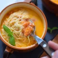 Zupa pomidorowa ze świeżych pomidorów z mleczkiem kokosowym i makaronem ryżowym