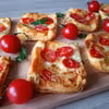Ciasto francuskie z mozzarella i pomidorami - Przekąski na ciepło