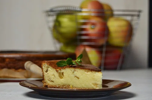 Domowy sernik z jabłkami