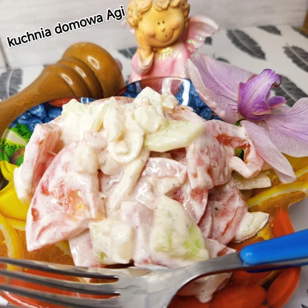 Surówka z cebuli, ogórka gruntowego i pomidorów w śmietanie