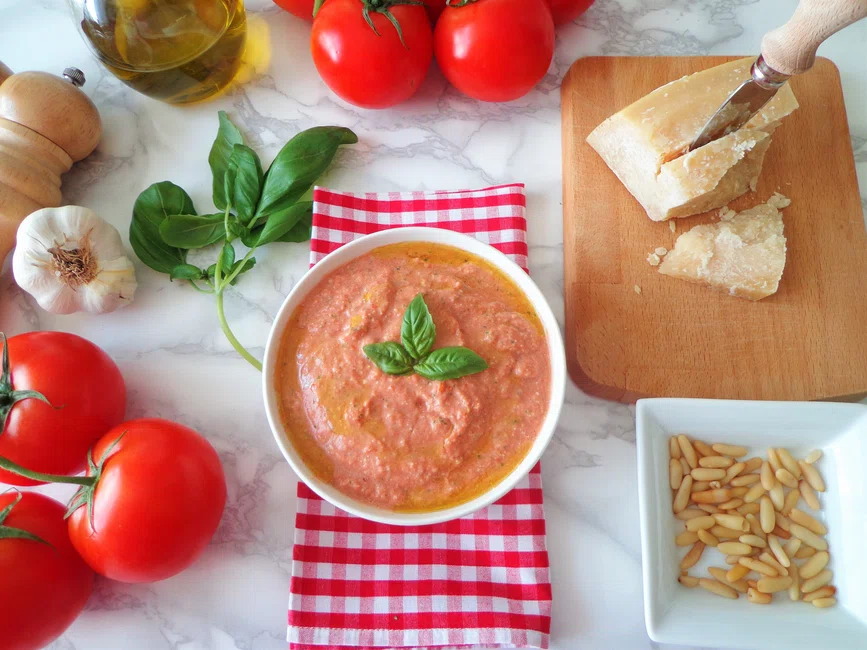 Sycylijskie pesto z pomidorami, bazylią, orzeszkami piniowymi i ricottą