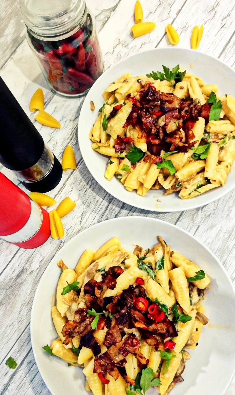 kremowy makaron z boczniakami, chilli i boczkiem