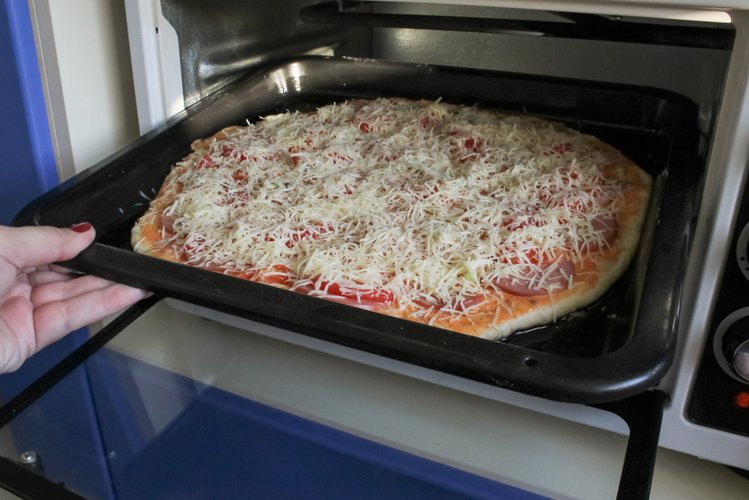Сколько по времени печь пиццу в духовке. Пицца в духовке. Пицца в электрической духовке. Пицца на пергаментной бумаге в духовке. Пицца в духовке на Протвине.