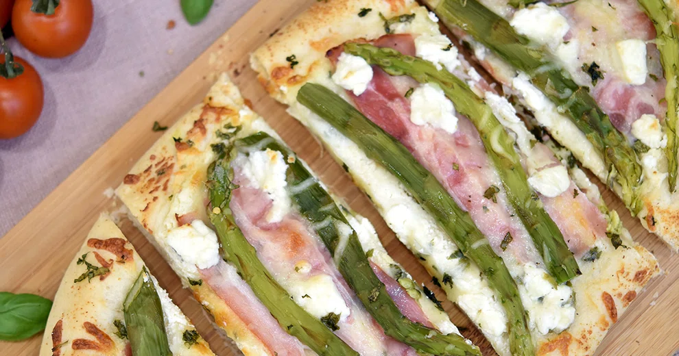Pizza ze szparagami, boczkiem i fetą Kobieceinspiracje.pl